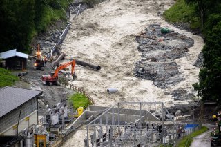 Des pelleteuses travaillent au bord de la riviere Navizence en crue proche de la centrale hydroelectrique Alpiq ce vendredi 21 juin 2024 a Vissoie dans le val d'Anniviers.